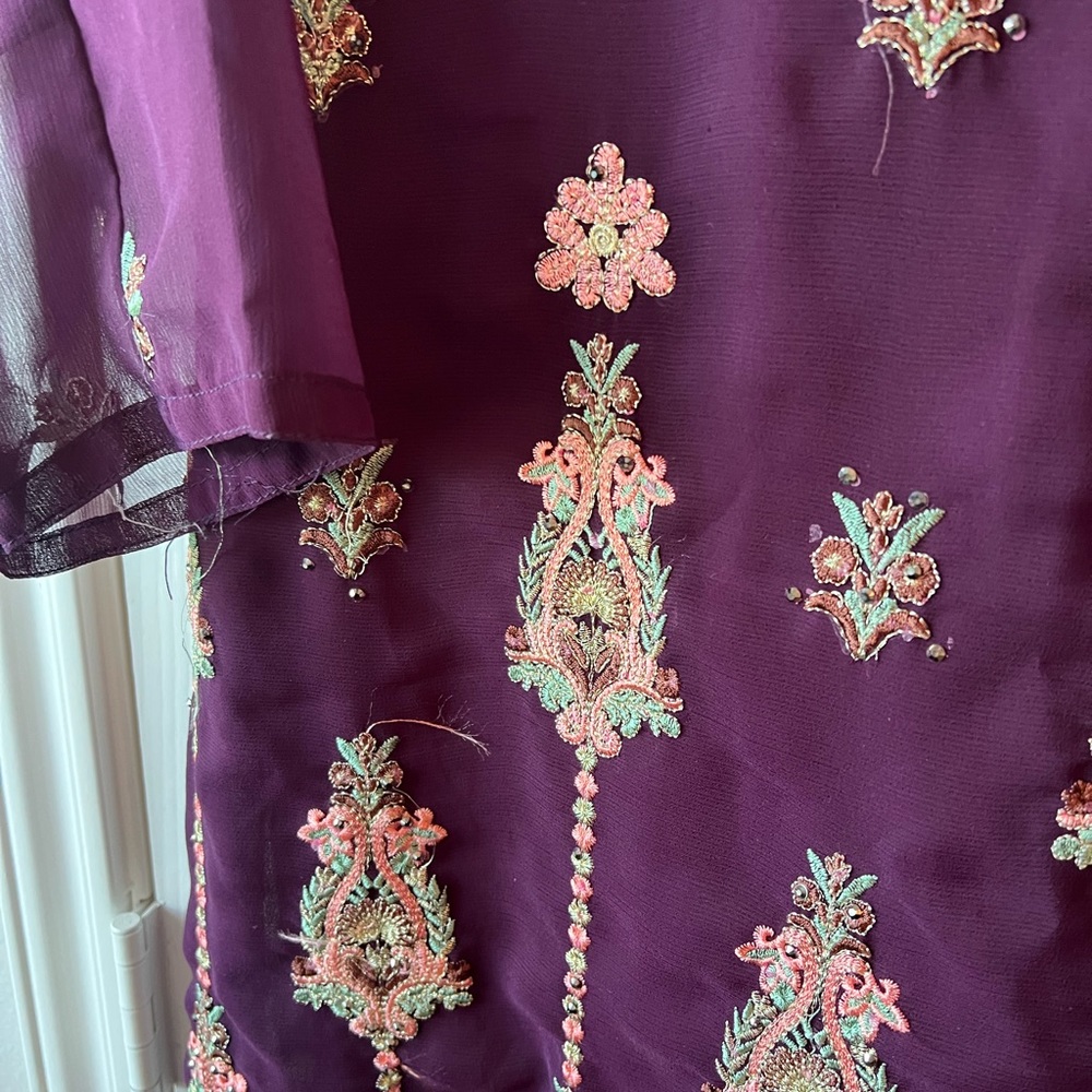 Embroidered suit - Picture 7 of 9
